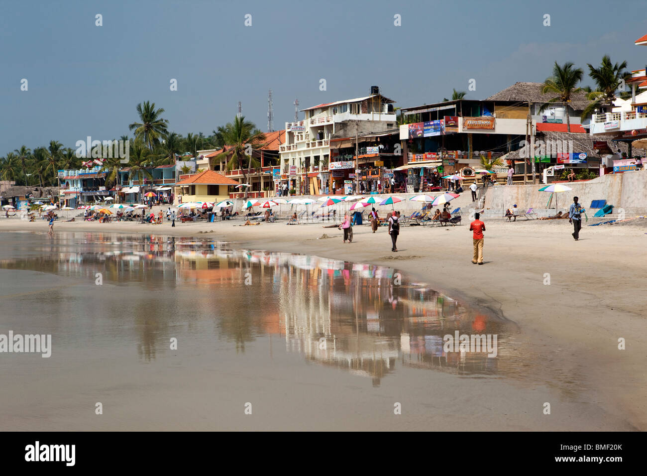 India Kerala, Kovalam, Faro (ADAM) Beach, con nuovo lungomare dietro allo sviluppo Foto Stock