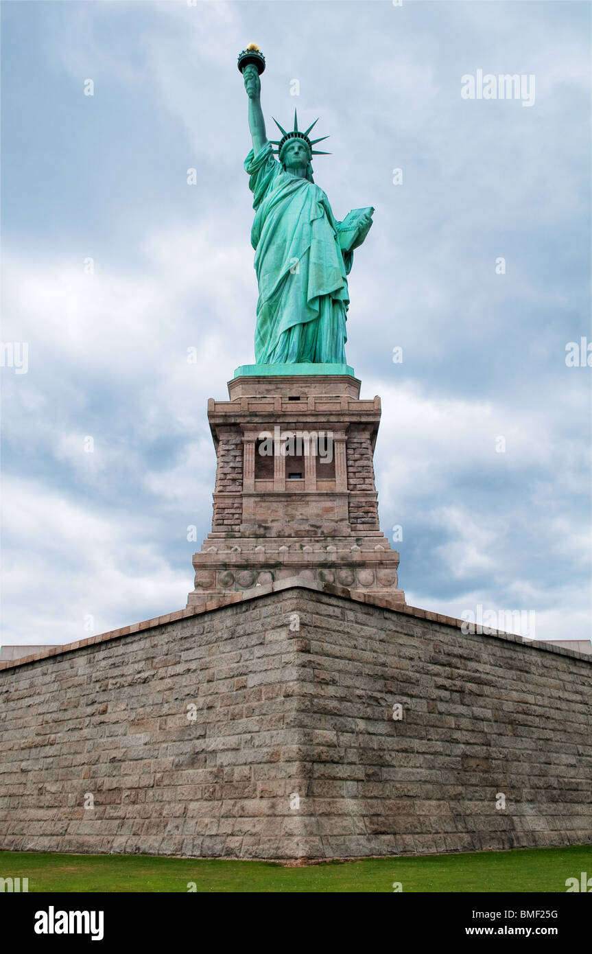 Iconica Statua della Libertà con piedistallo su Liberty Island in New York, Stati Uniti d'America. Foto Stock