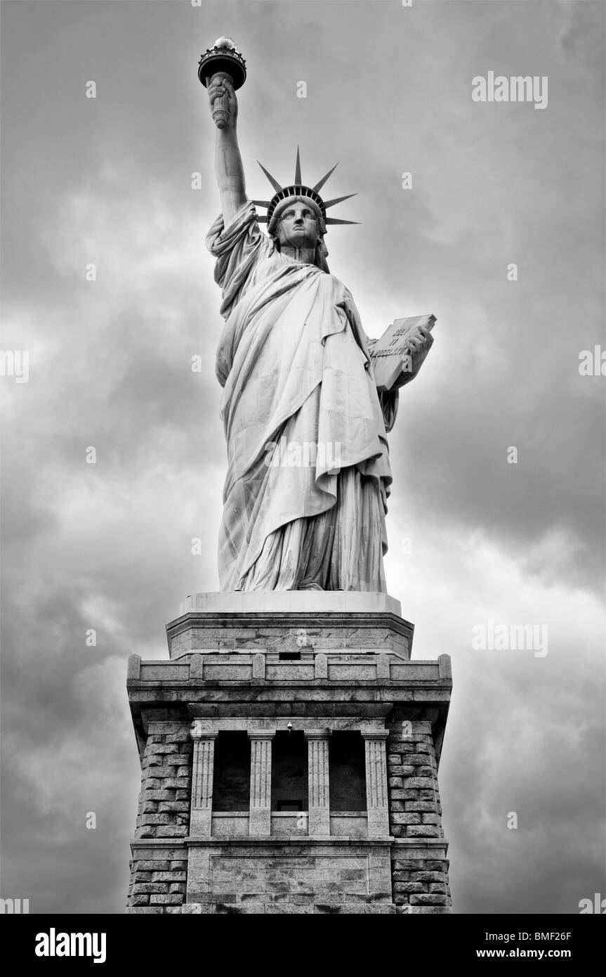 Iconica Statua della Libertà con piedistallo su Liberty Island in New York, Stati Uniti d'America. Foto Stock