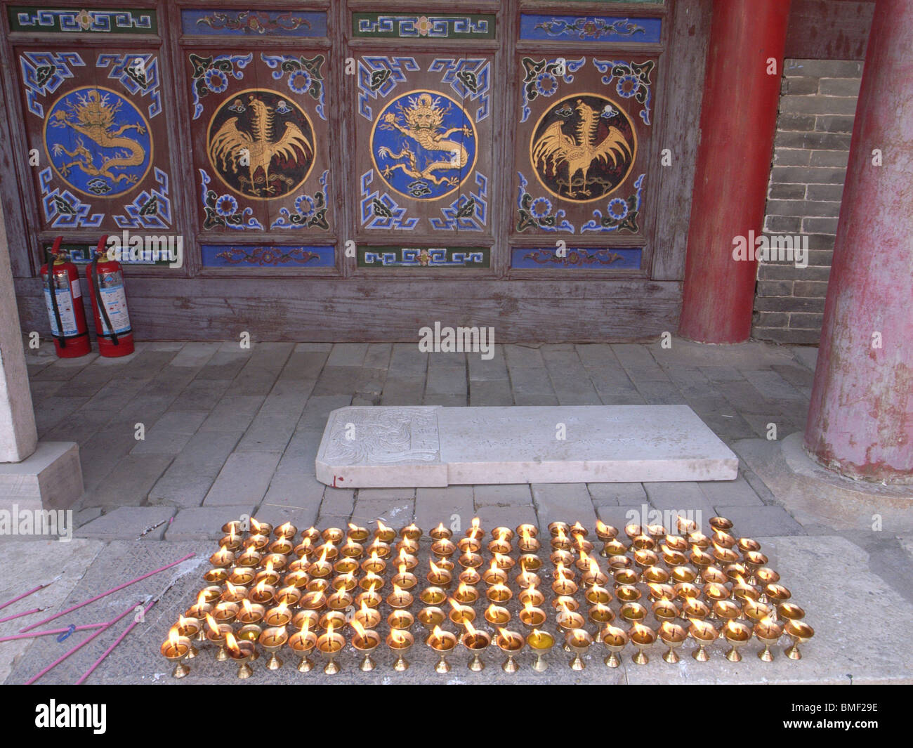 Lampade a olio nel Tempio Zhenhai, monte Wutai, Xinzhou, nella provincia di Shanxi, Cina Foto Stock
