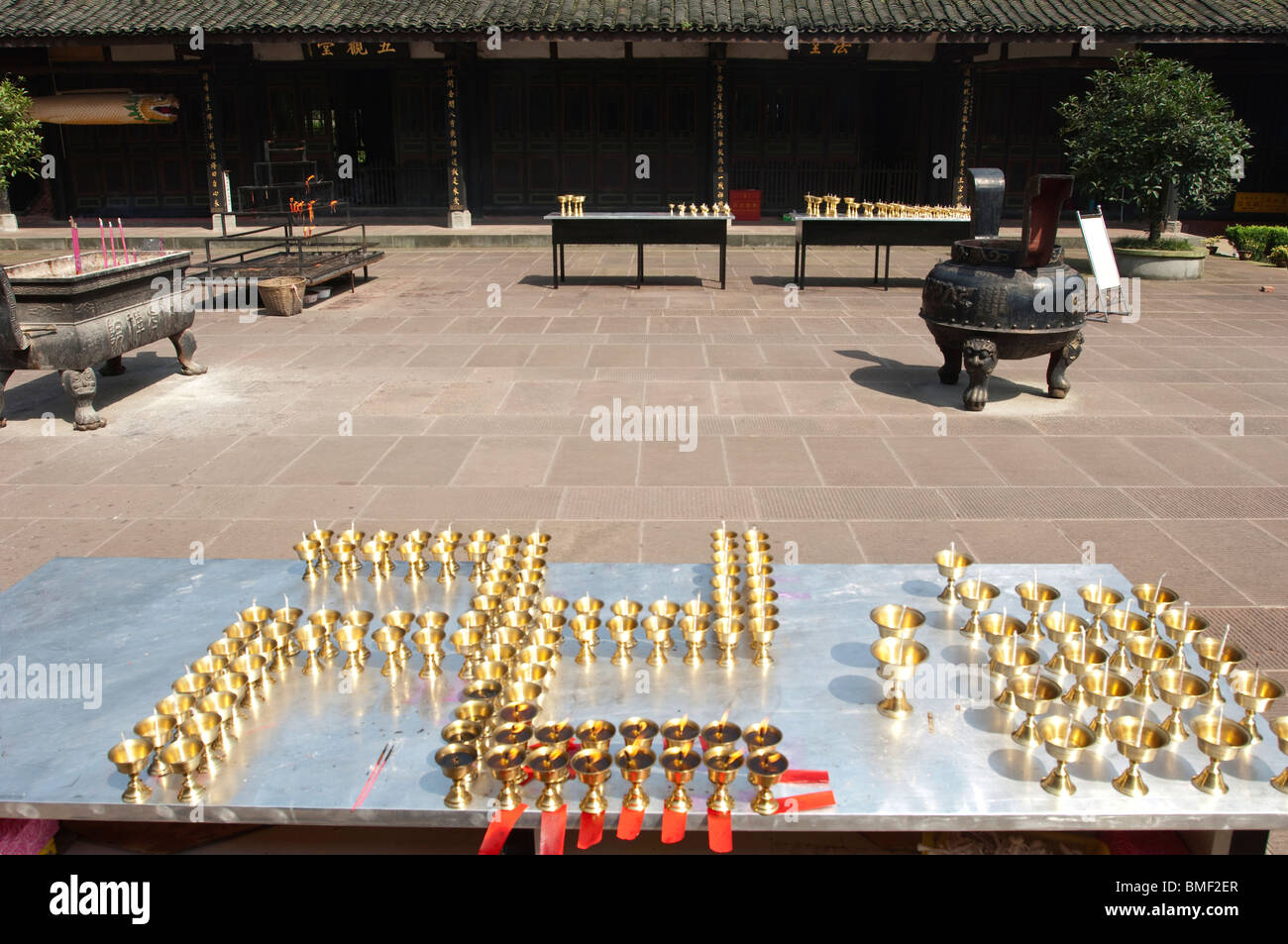 Lampade a olio di fronte ot Wuguan Hall, Dafo Chanyuan, Monte Emei, Leshan, Emeishan, nella provincia di Sichuan, in Cina Foto Stock
