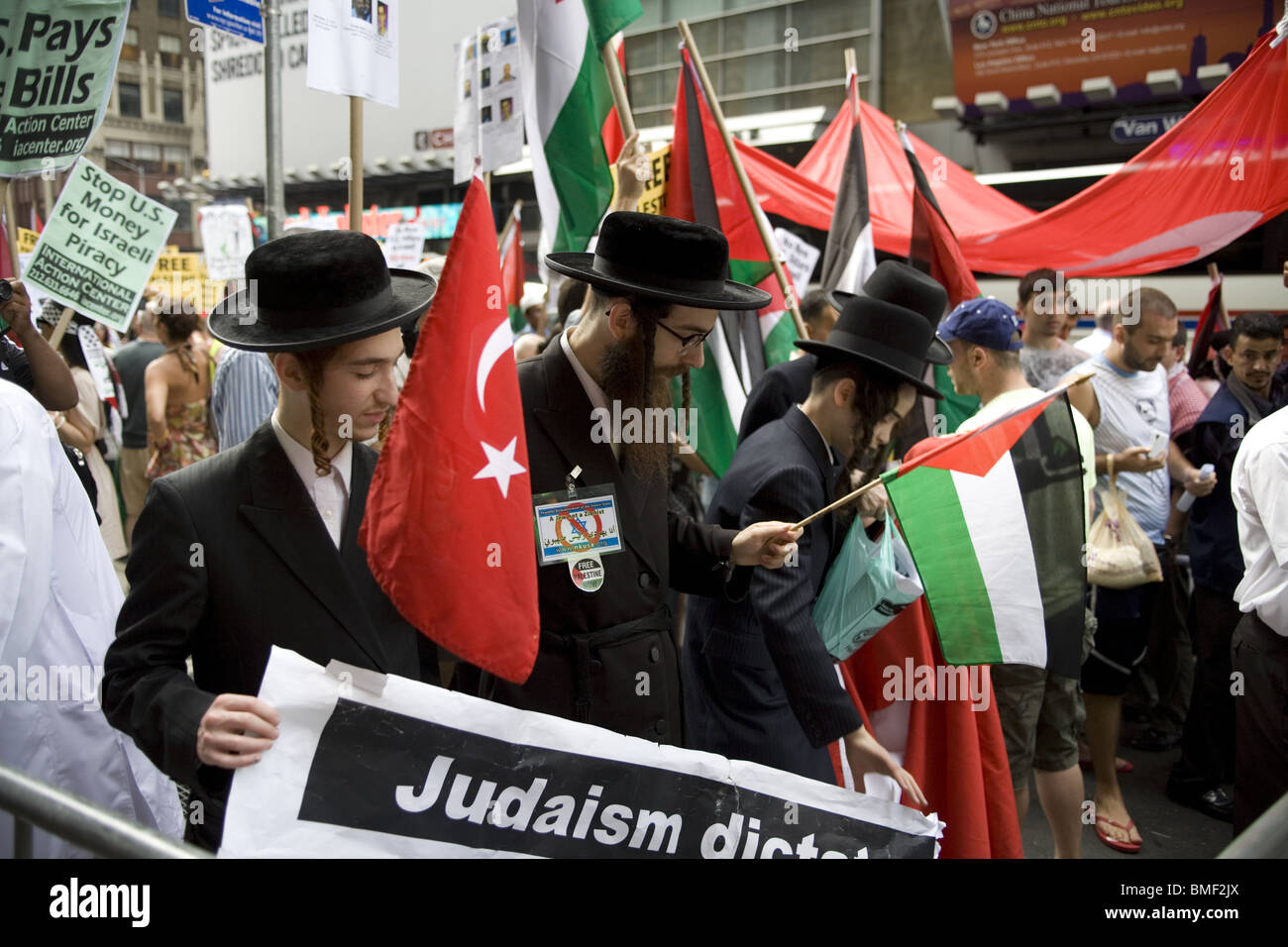 Anti-Zionist ebrei ortodossi con i Palestinesi ed altri protestare contro Israele il brutale attacco contro il internazionale flottiglia di Gaza. Foto Stock