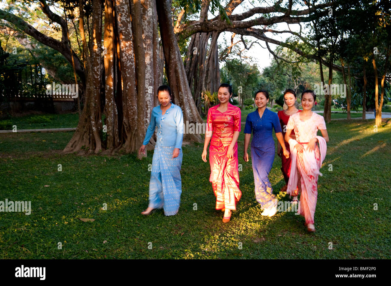 Dai donne in costume tradizionale, Ruili, Dehong dai, e Jingpo prefettura autonoma, nella provincia dello Yunnan in Cina Foto Stock