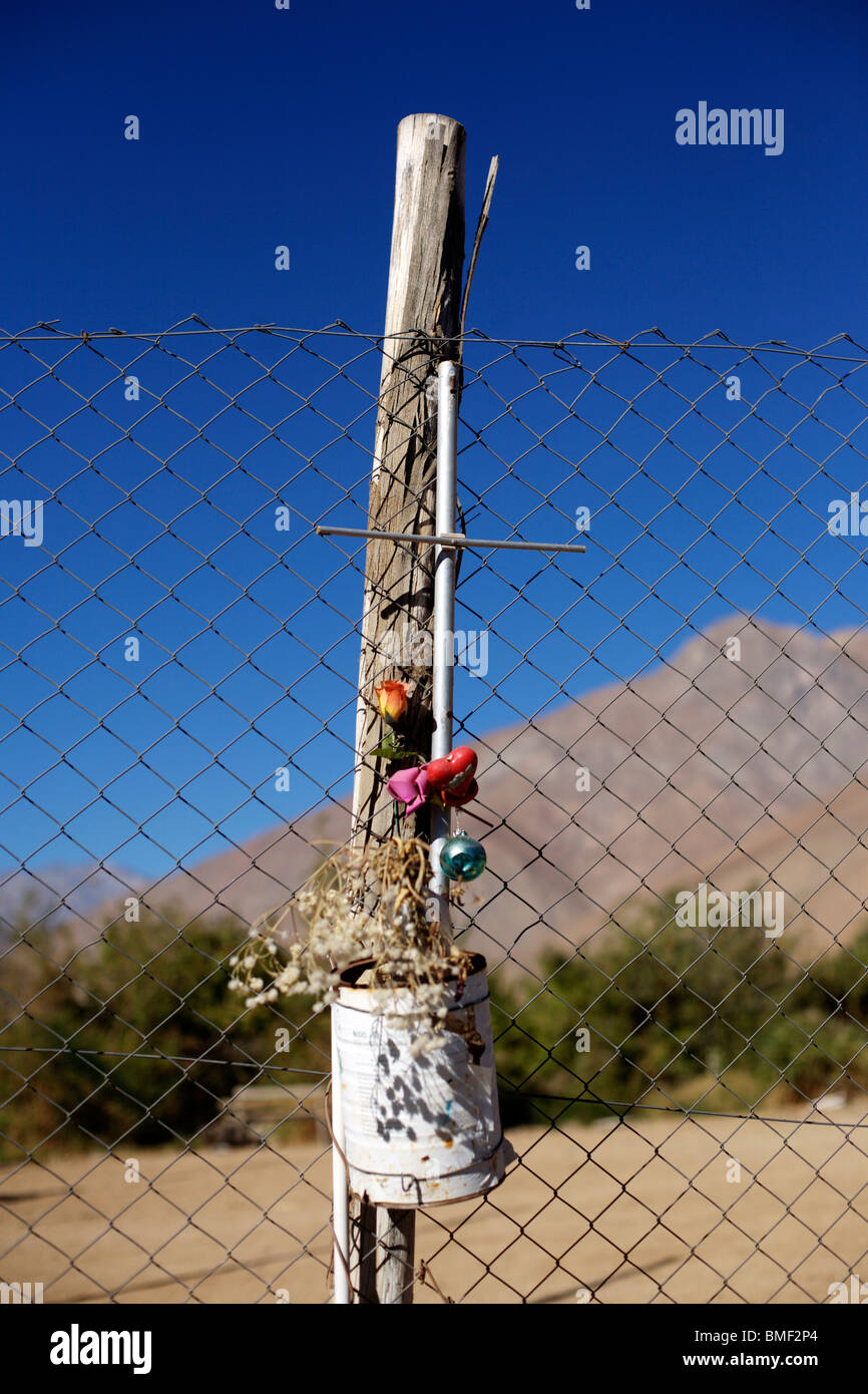 Una croce in un santuario stradale attaccato o un recinto di Pisco Elqui nel Valle Elqui nel Cile Foto Stock