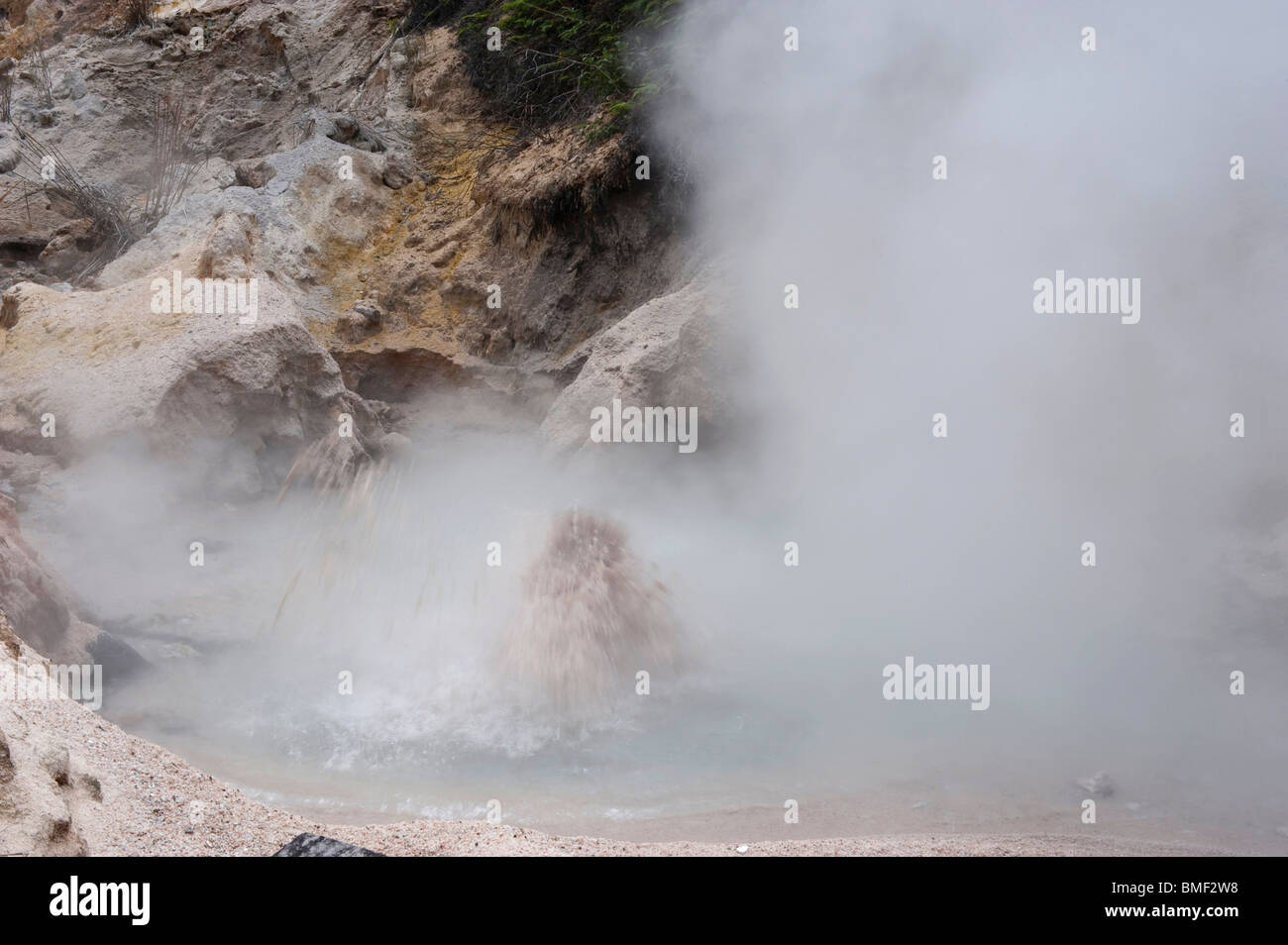 Esplosioni idrotermali a Rehai campo geotermico, Tengchong terribili Huoshan National Park, Tengchong, Baoshan, Yunnan, Cina Foto Stock