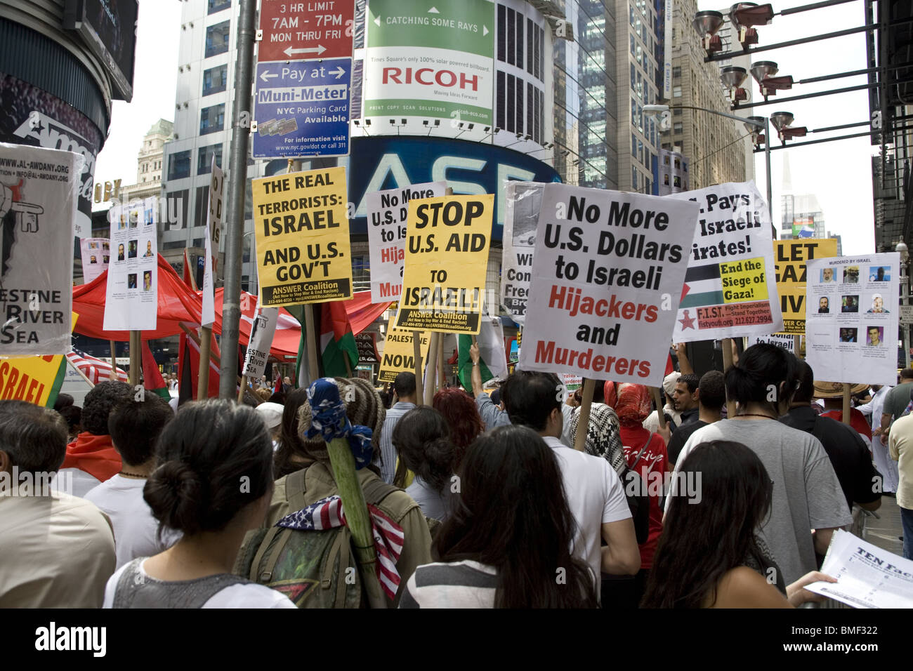 La città di New York, 4 Giugno 2010: grande manifestazione contro Israele il brutale attacco contro la striscia di Gaza internazionale flottiglia. Foto Stock