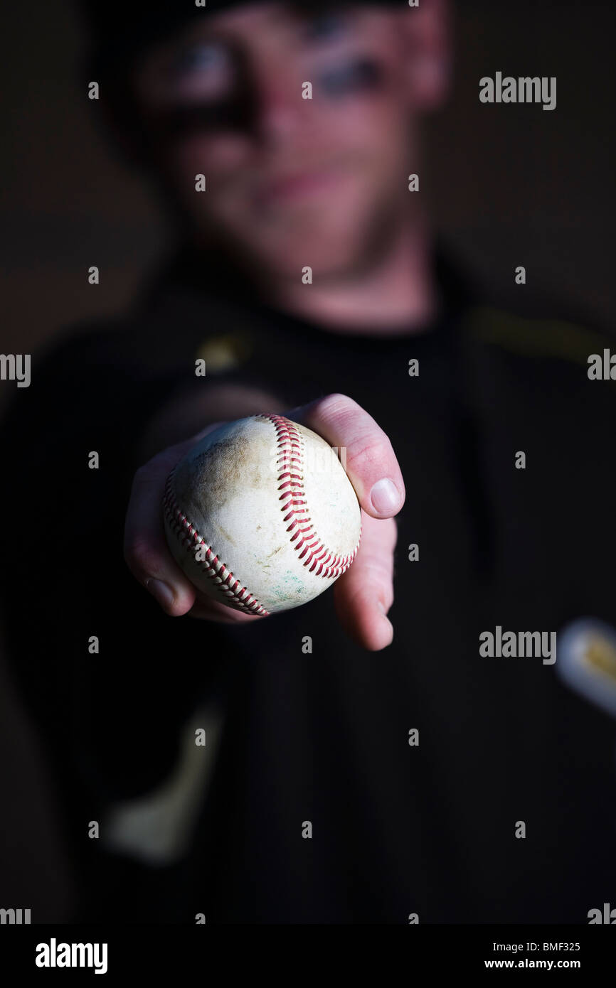Giocatore di baseball tenendo la palla in un gruppo presa per le dita. Foto Stock