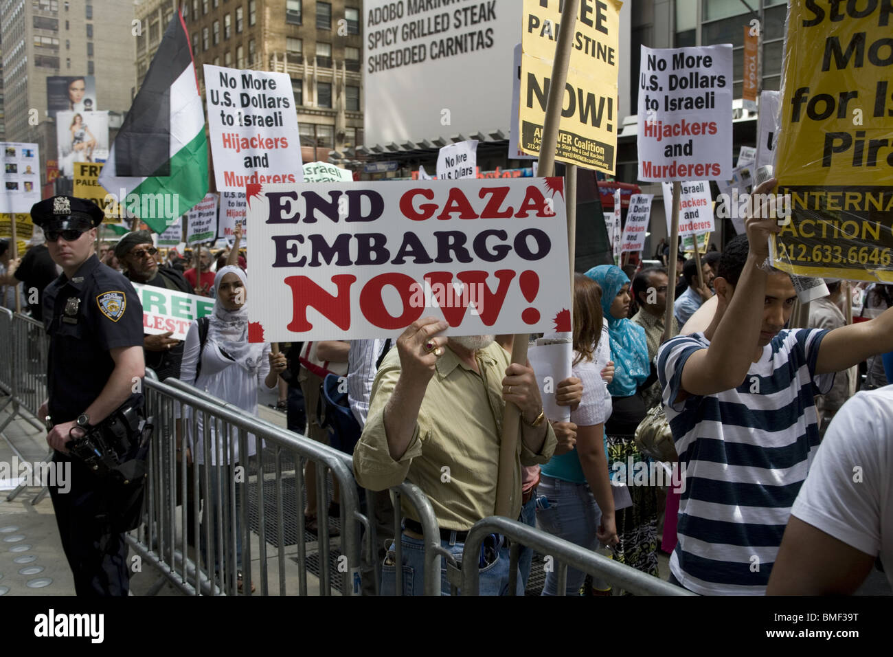La città di New York, 4 Giugno 2010: grande manifestazione contro Israele il brutale attacco contro la striscia di Gaza internazionale flottiglia. Foto Stock
