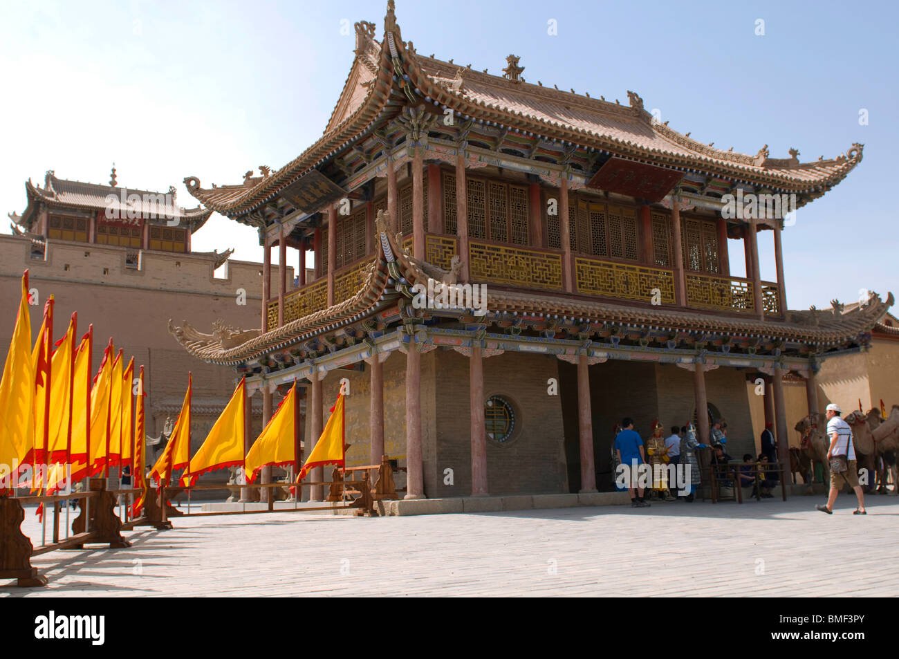 Gateway accanto al tempio Guandi, Jiayuguan Pass, provincia di Gansu, Cina Foto Stock