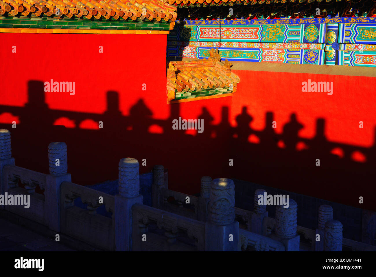 Ombra di ringhiera in marmo rosso sulla parete del palazzo, la Città Proibita di Pechino, Cina Foto Stock