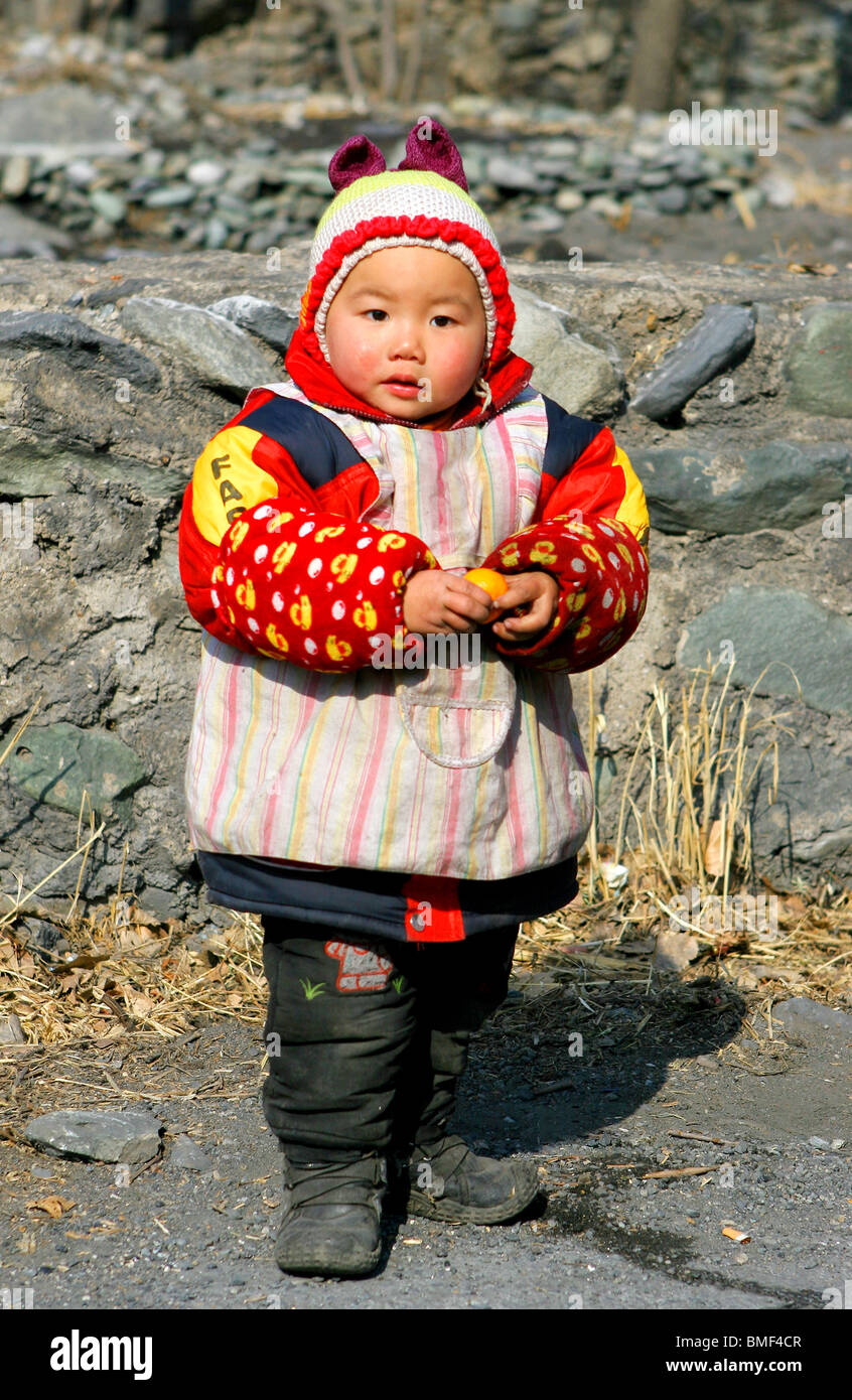 Chinese Boy indossando cotone camicia imbottita, Pechino, Cina Foto Stock