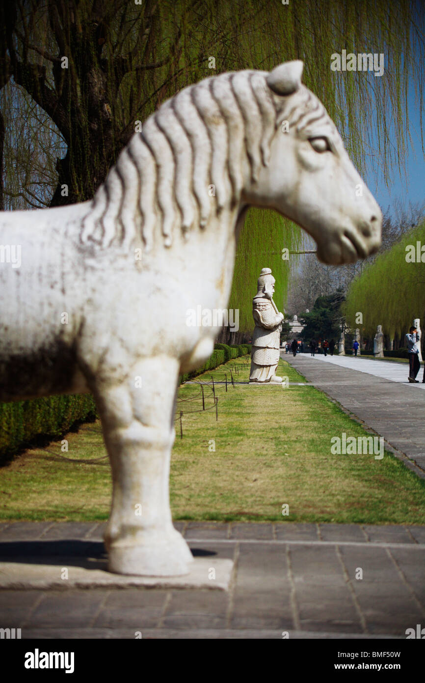 Via Sacra con statue di pietra, dinastia Ming tombe, Pechino, Cina Foto Stock