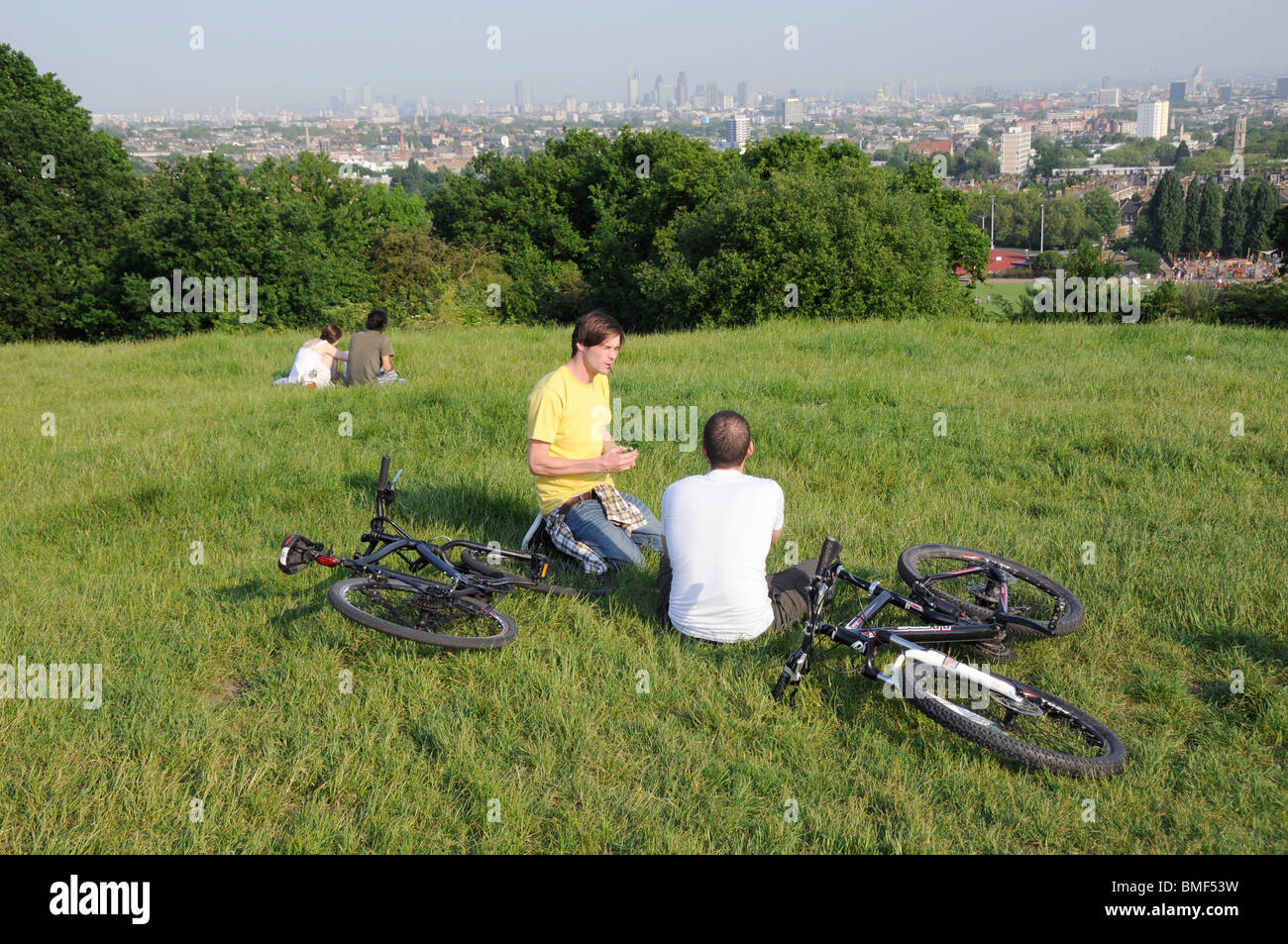 Regno Unito ciclisti sulla HAMSTEAD HEATH con vedute di Londra Foto Stock