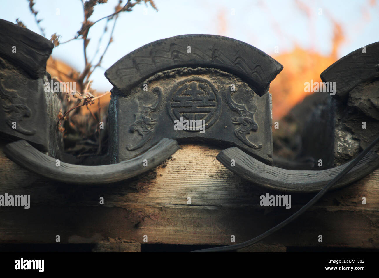 Piastrelle di gronda scolpiti con Shou, Hutong, Pechino, Cina Foto Stock