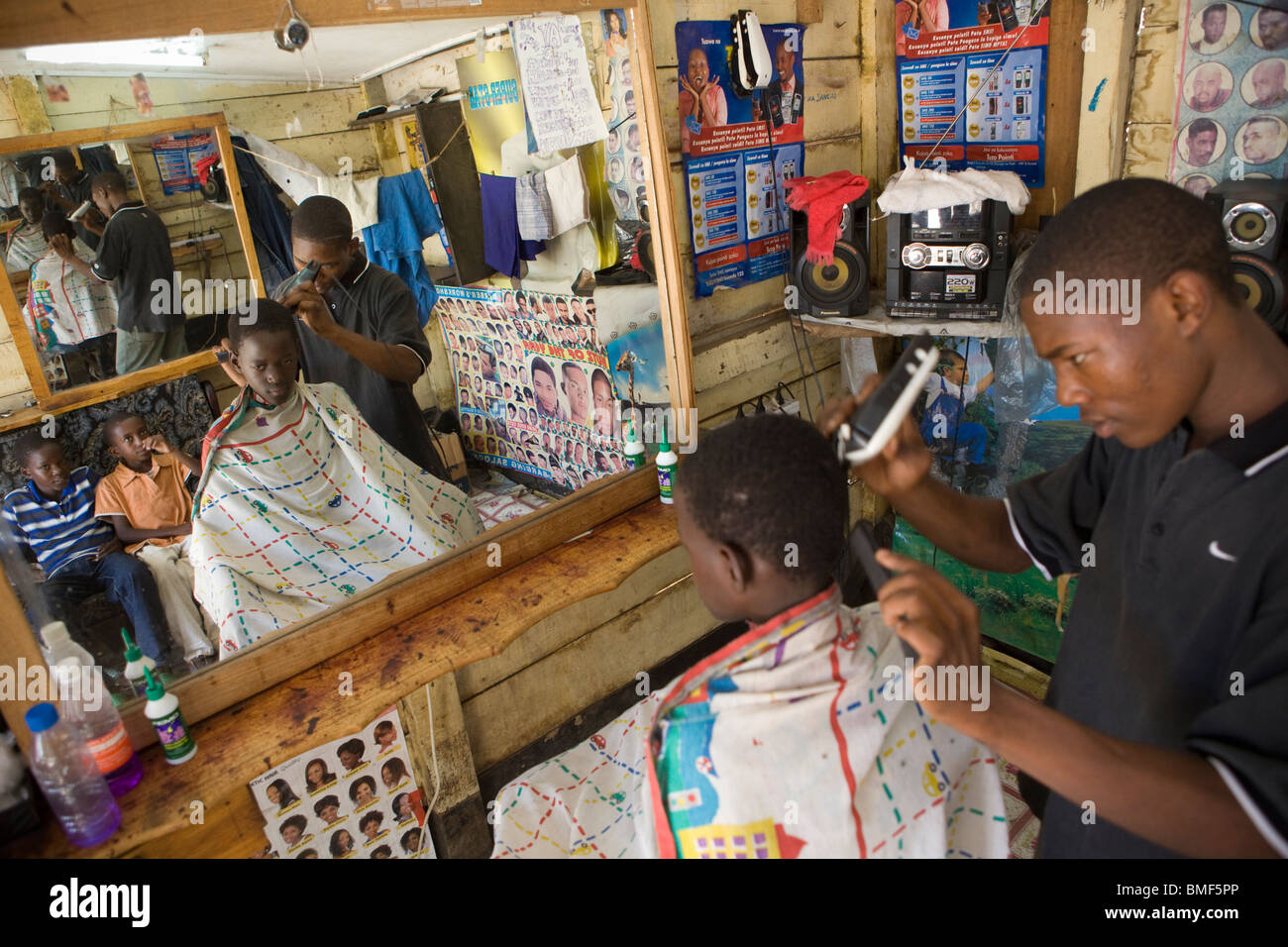 Barber shop - regione di Kilimanjaro, nel nord della Tanzania. Foto Stock