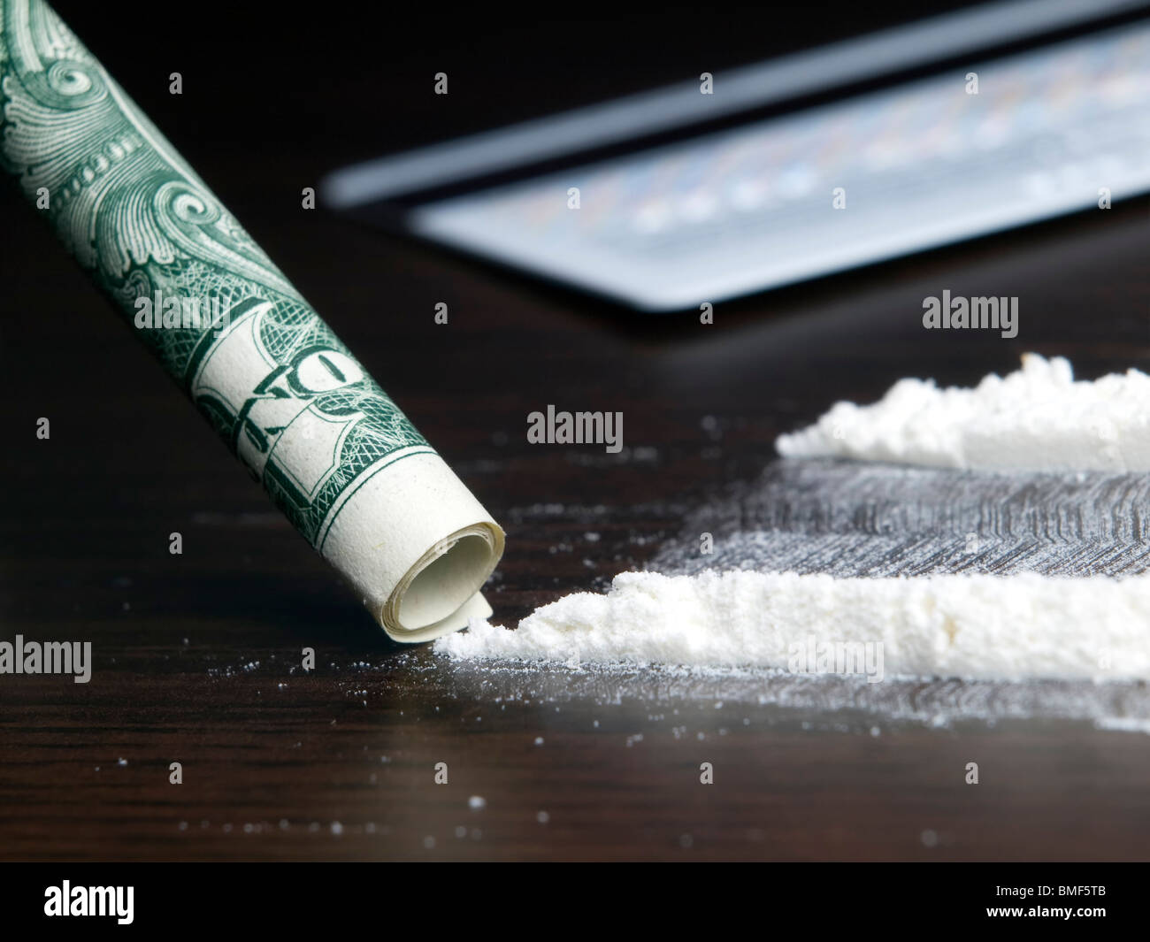 Uno sguardo più da vicino a una cattiva abitudine e dipendenza da droghe come la cocaina... Foto Stock