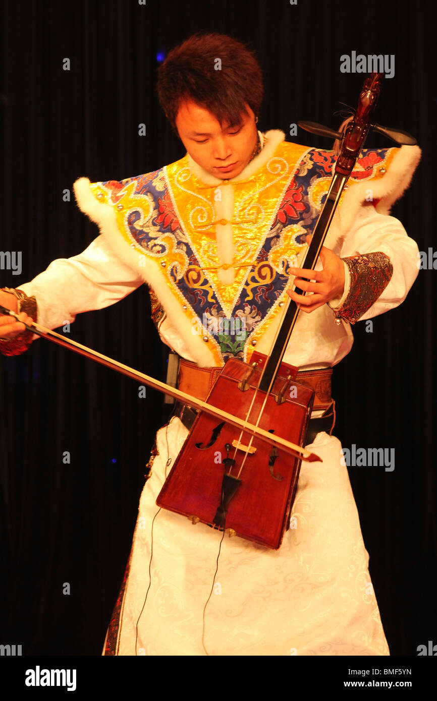 Musicista mongola riproduzione di Morin khuur, Arxan, Hinggan League, Mongolia Interna Regione Autonoma, Cina Foto Stock