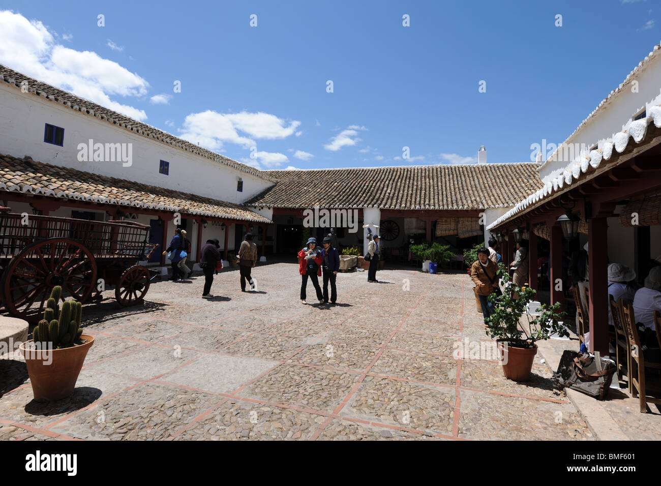 I turisti giapponesi al Venta Don Chisciotte, Puerto Lapice, Ciudad Real Provincia, Castilla la Mancha, in Spagna Foto Stock