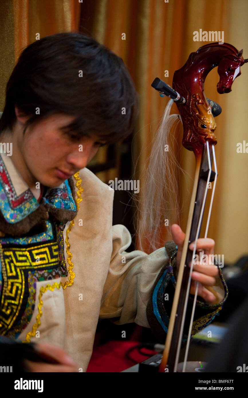 Musicista mongola riproduzione di Morin khuur, Ujimqin prateria, Est Ujimqin Banner, Xilin Gol League, Mongolia Interna, Cina Foto Stock