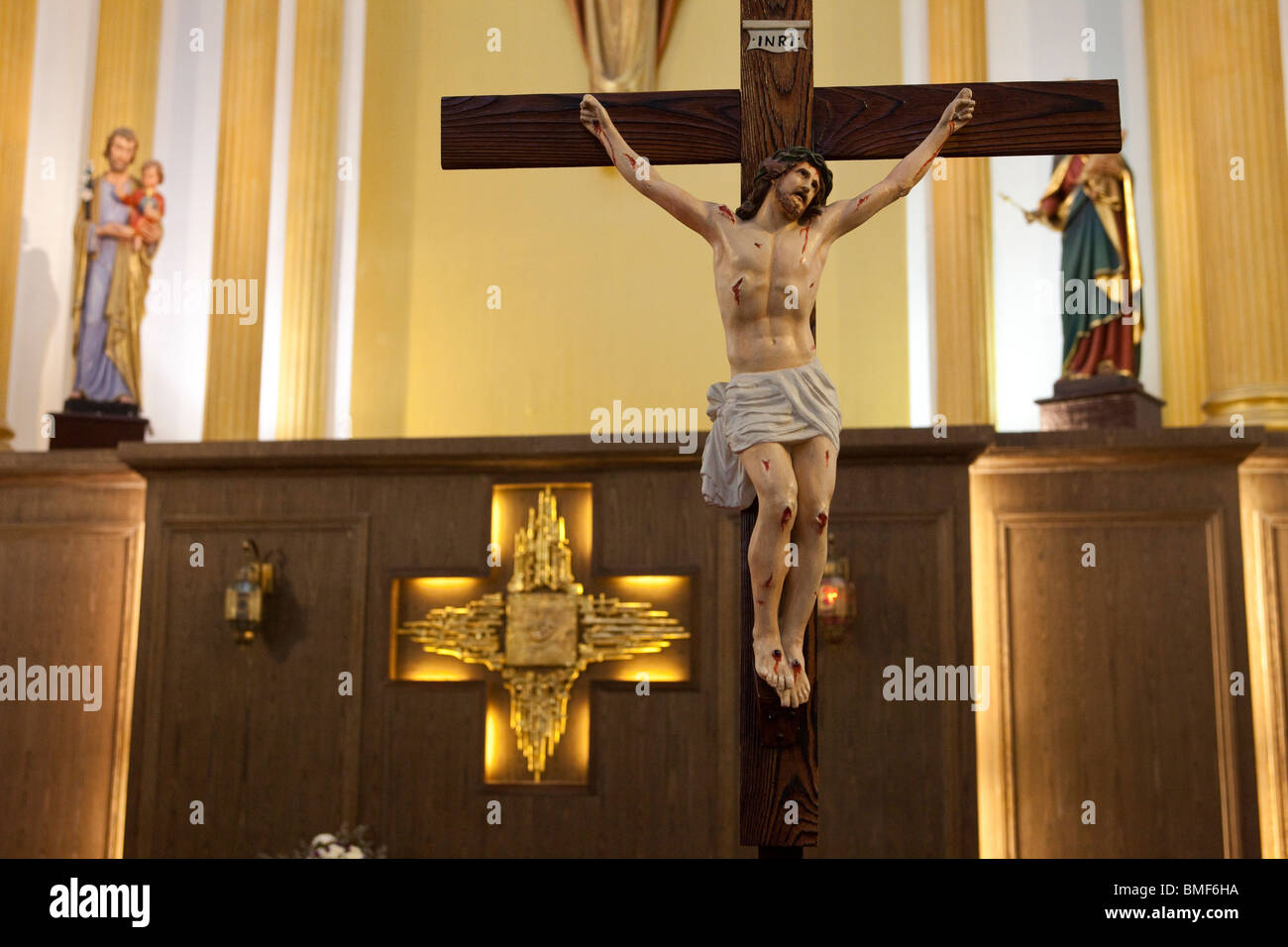 Altare nella chiesa di San Pietro, Shanghai, Cina Foto Stock