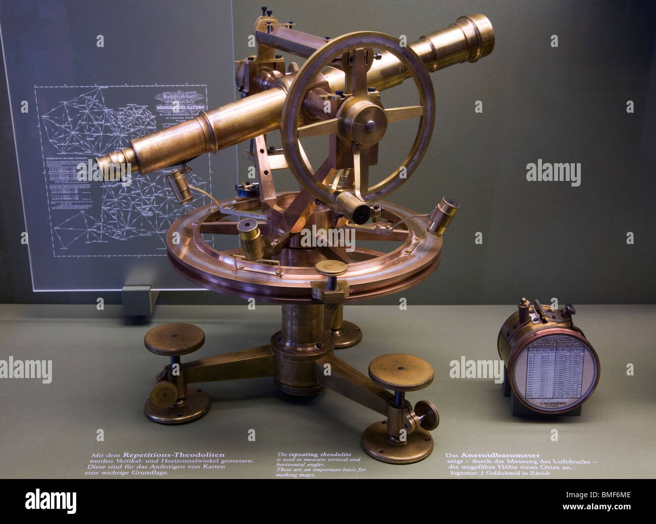 Bronze teodolite e aneroidbarometer Foto Stock
