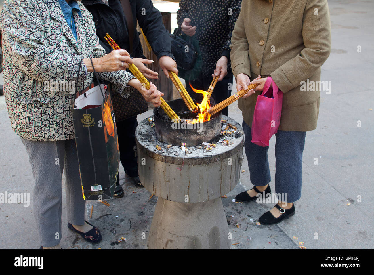 Buddisti brucia incenso in tempio di Jing'an, Shanghai, Cina Foto Stock