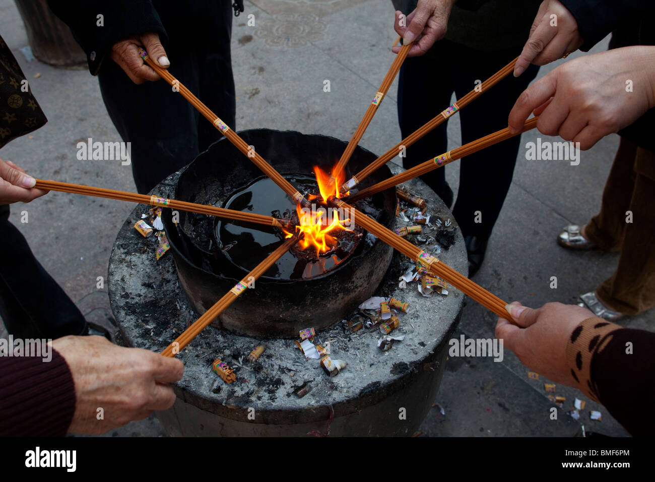 Buddisti brucia incenso in tempio di Jing'an, Shanghai, Cina Foto Stock