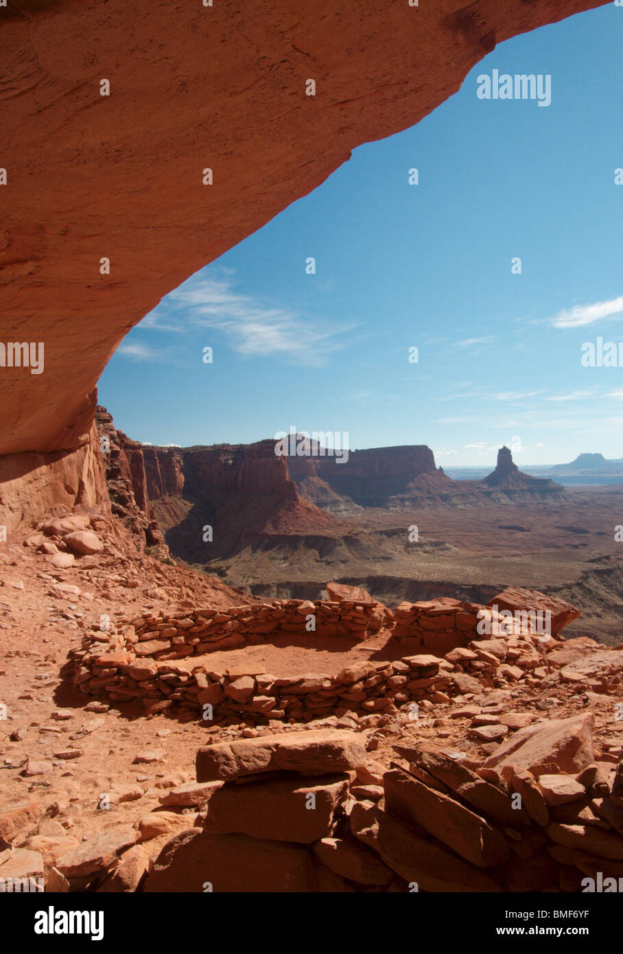 'False Kiva' Alcova, storico sito religioso, il Parco Nazionale di Canyonlands, Utah, Stati Uniti d'America, vari Buttes e Mesas in background Foto Stock