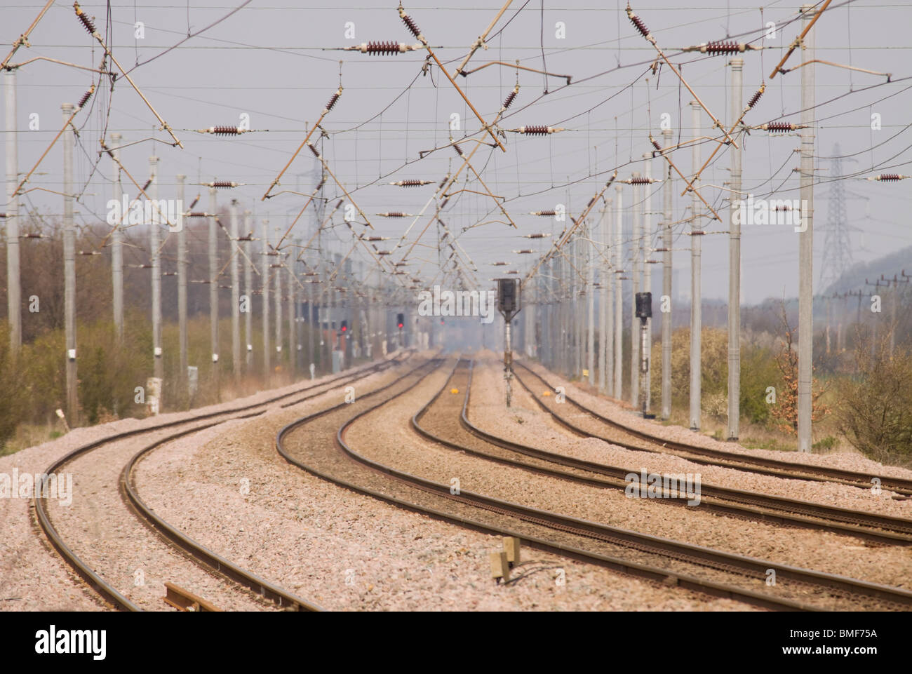 Svuotare i binari ferroviari e linea aerea catenaria equipaggiamento su una lunghezza di quattro via ferrovia. Foto Stock