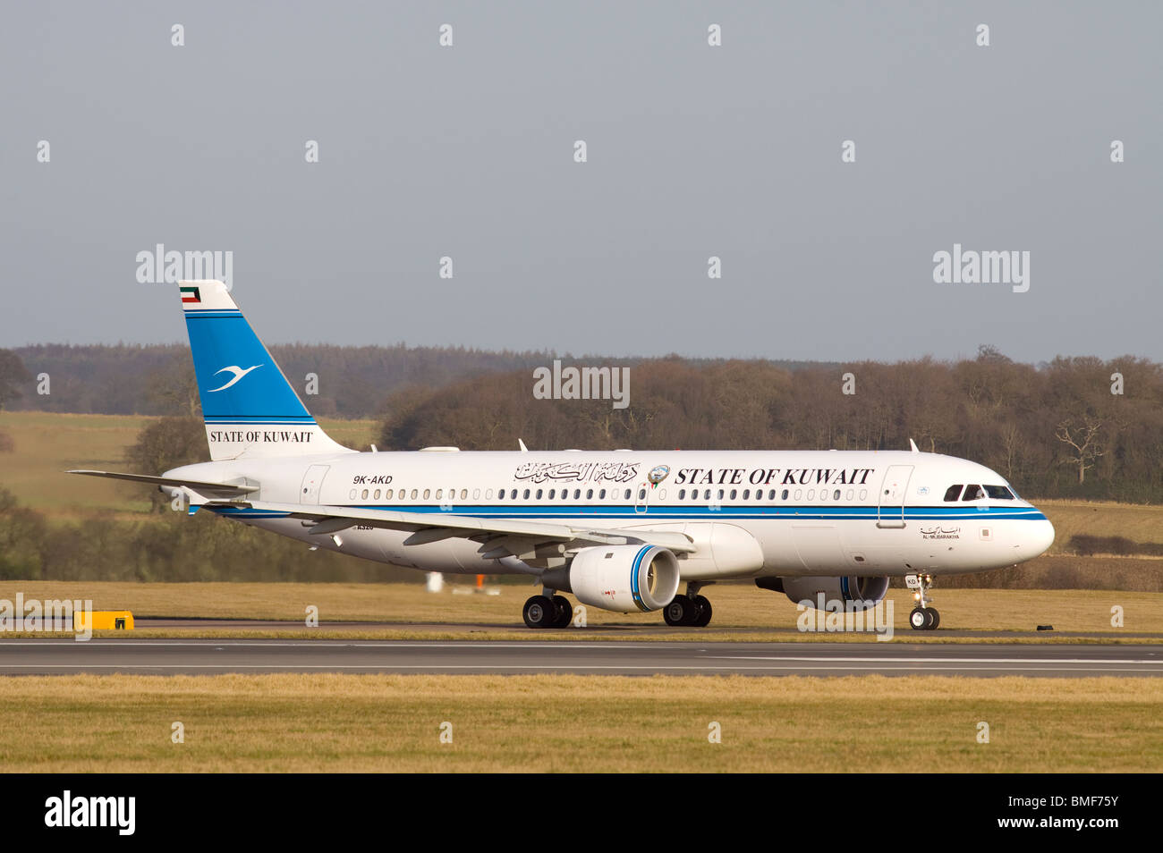 Governo del Kuwait Airbus A320-212 tassare per la partenza da Londra Luton Foto Stock