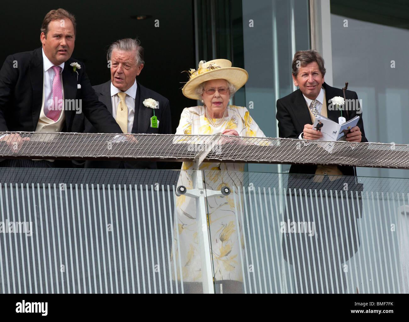 La Gran Bretagna è la Regina Elisabetta a Epsom Race Course a guardare il Derby 2010 Corsa di cavalli Foto Stock