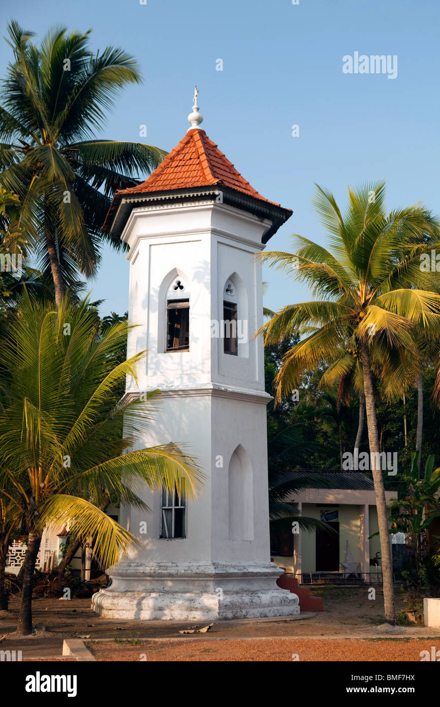 India Kerala, Chennamkary, San Giuseppe chiesa cattolica storica vecchia torre portoghese appoggiata attraverso fenomeni di subsidenza Foto Stock