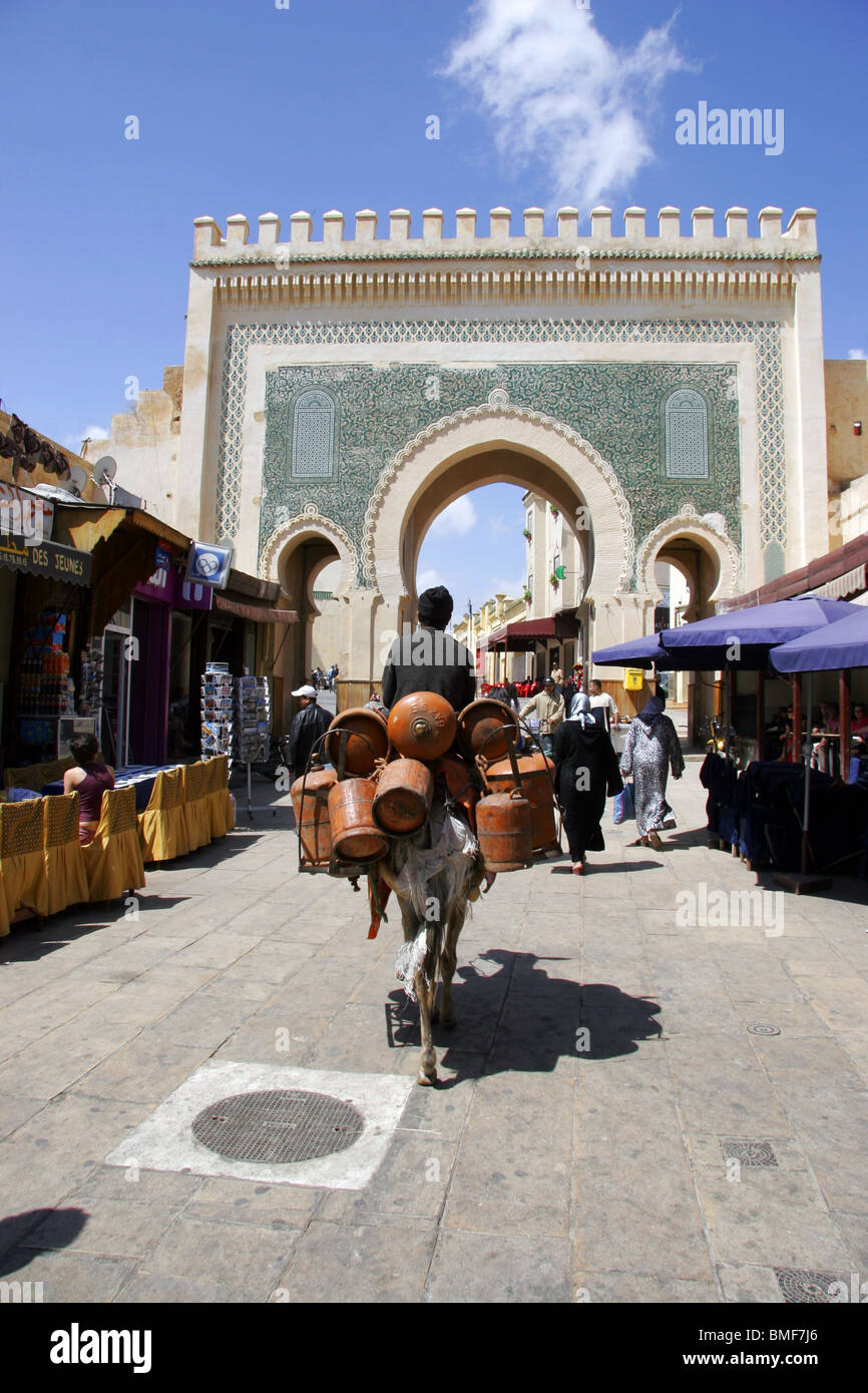 Bab Bou Jeloud cancello decorato con verde zellij, Fes, Fez, in Marocco Foto Stock