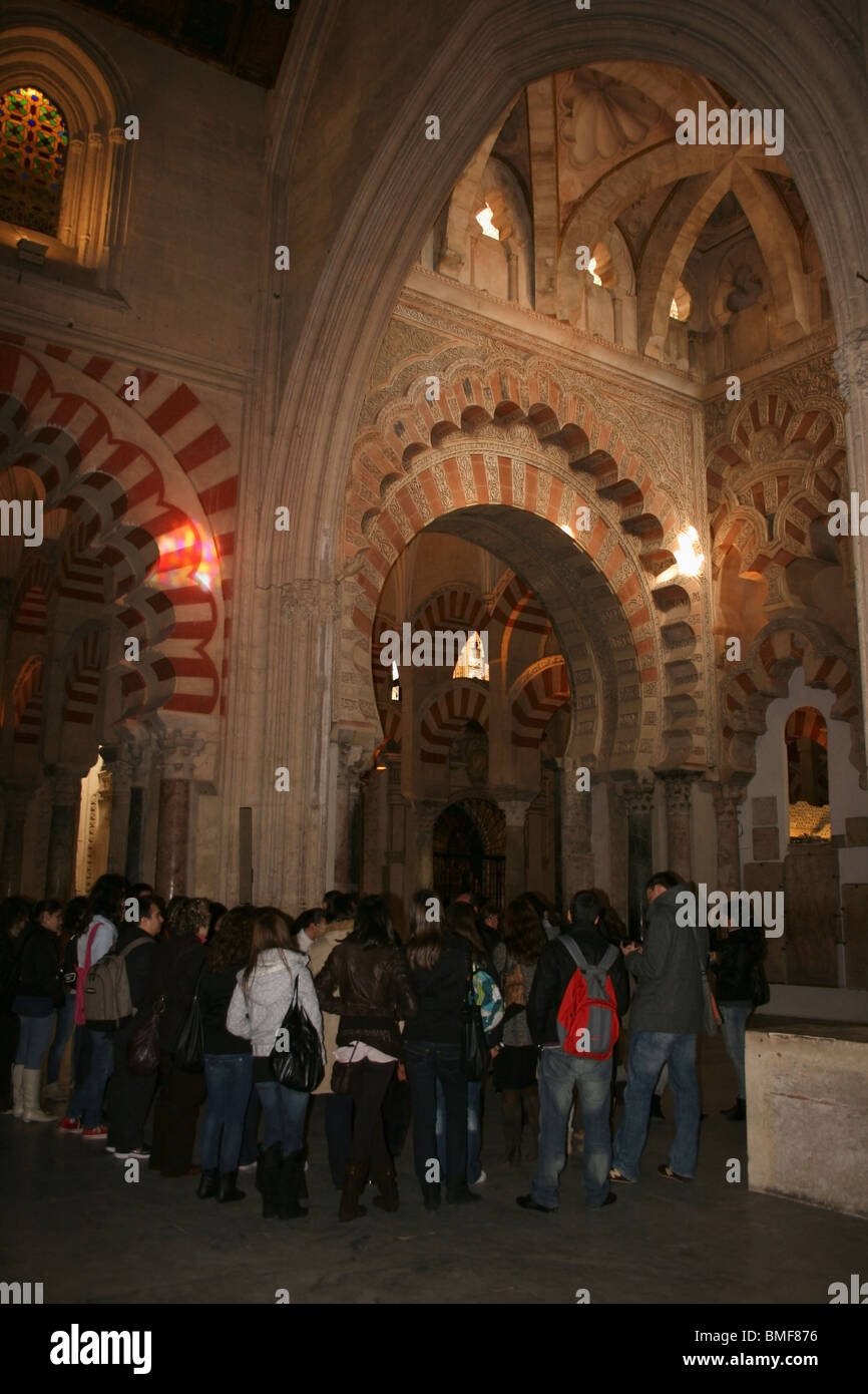 La Grande Moschea, Cordoba, Andalusia. I turisti ascoltando la loro guida per spiegare l'architettura della moschea. Foto Stock