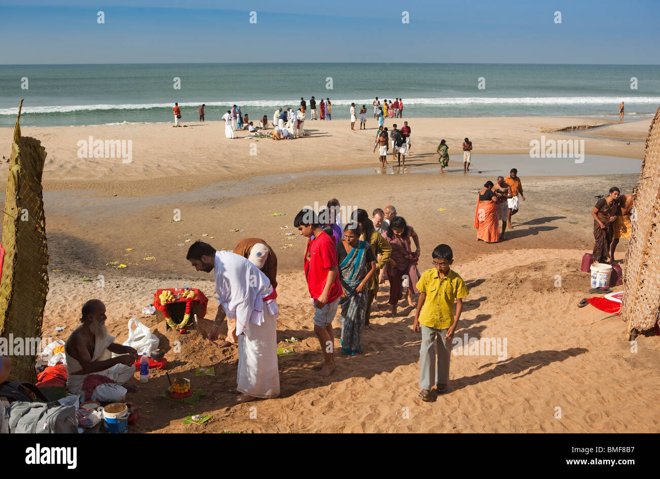 India Kerala, Varkala Beach, la mattina presto, pellegrini di eseguire la puja Foto Stock