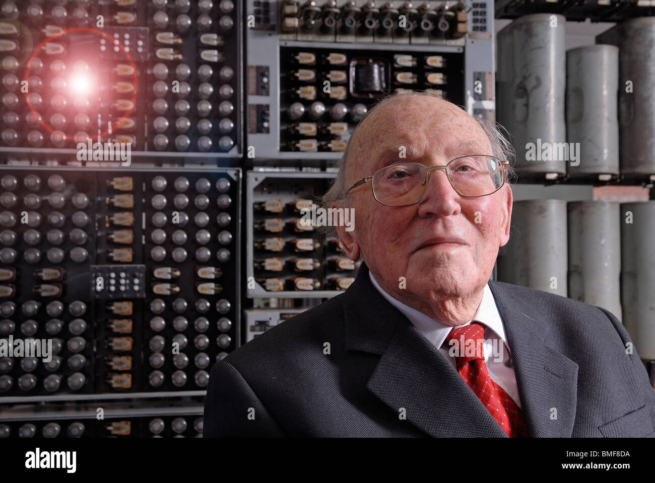 Sir Maurice documento Wilkes con la Strega computer presso il Museo Nazionale di computing, Bletchley Park Foto Stock
