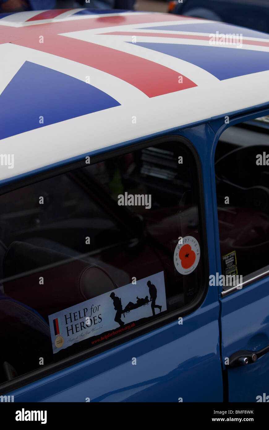 Union Jack design personalizzato dipinta sul tetto di un mini veicolo a motore. Foto Stock