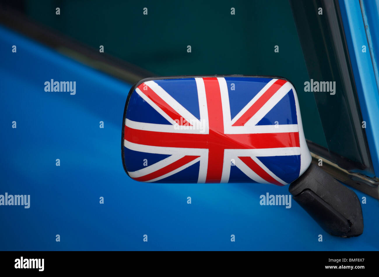Union Jack design personalizzato dipinta su dello specchietto retrovisore di un mini veicolo a motore. Foto Stock