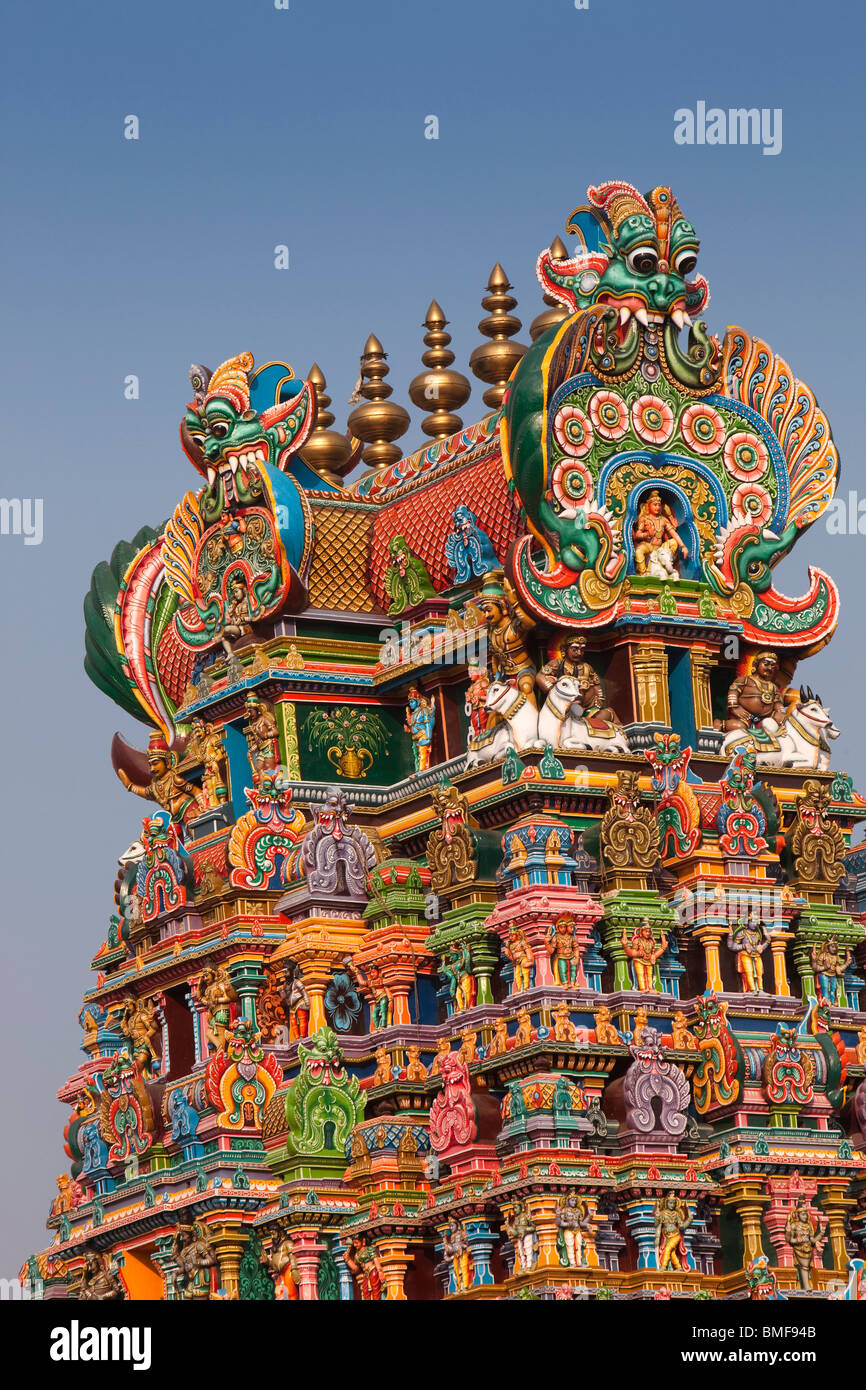 India, nello Stato del Tamil Nadu, Madurai, Sri Meenakshi Temple, restaurato recentemente gopuram centrale pinnacle Foto Stock