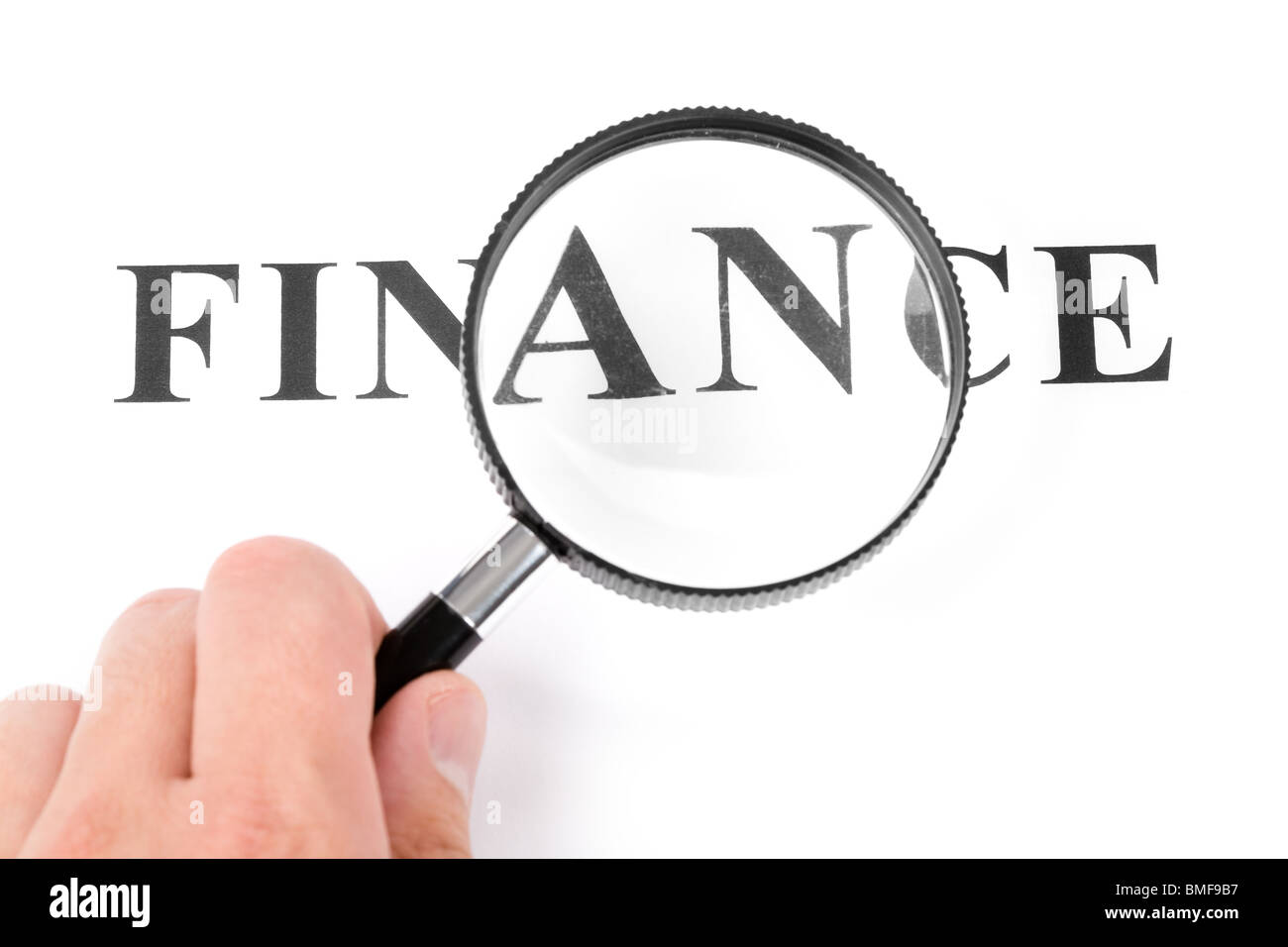 Headline finanziare con lente di ingrandimento, la nozione di decisione finanziaria Foto Stock