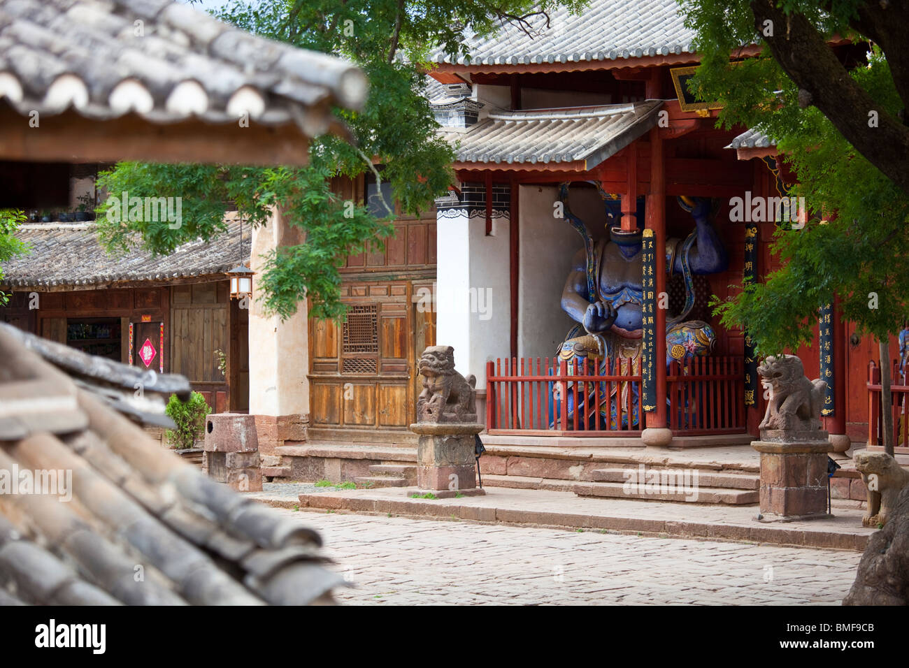 Tempio buddista nel villaggio Shaxi, nella provincia dello Yunnan in Cina Foto Stock