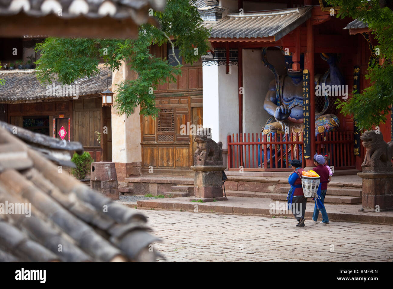 Tempio buddista nel villaggio Shaxi, nella provincia dello Yunnan in Cina Foto Stock