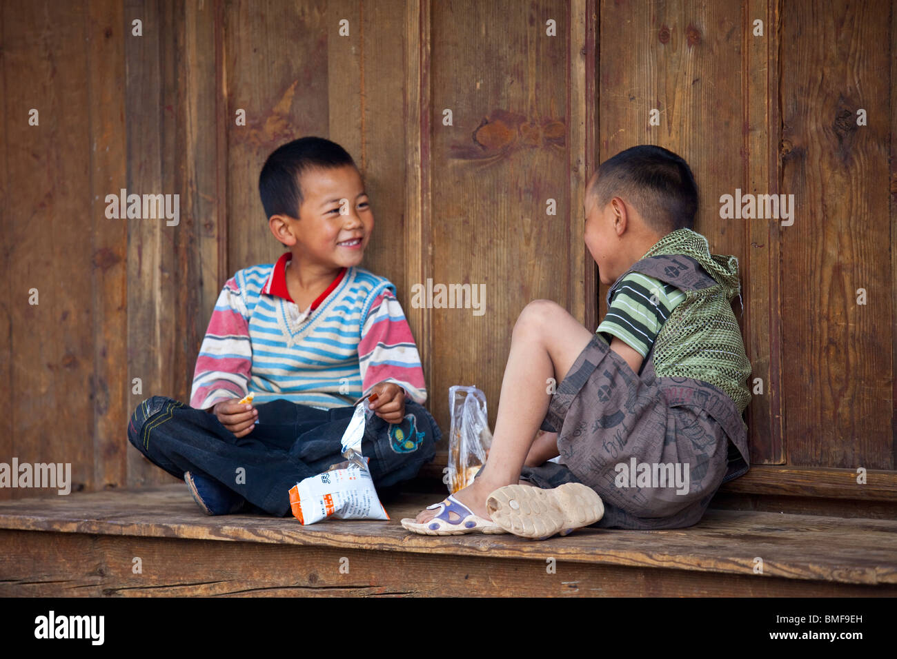 Ragazzi giocare nel villaggio Shaxi, nella provincia dello Yunnan in Cina Foto Stock