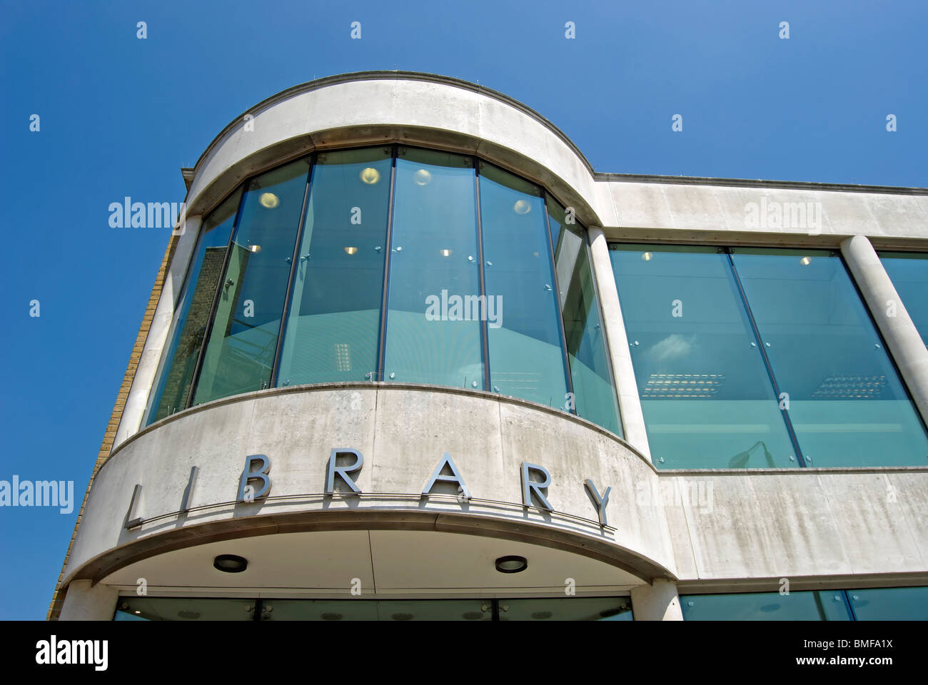 Dettagli esterni di putney biblioteca, a sud-ovest di Londra, che mostra la curvatura finestra sopra l'ingresso Foto Stock