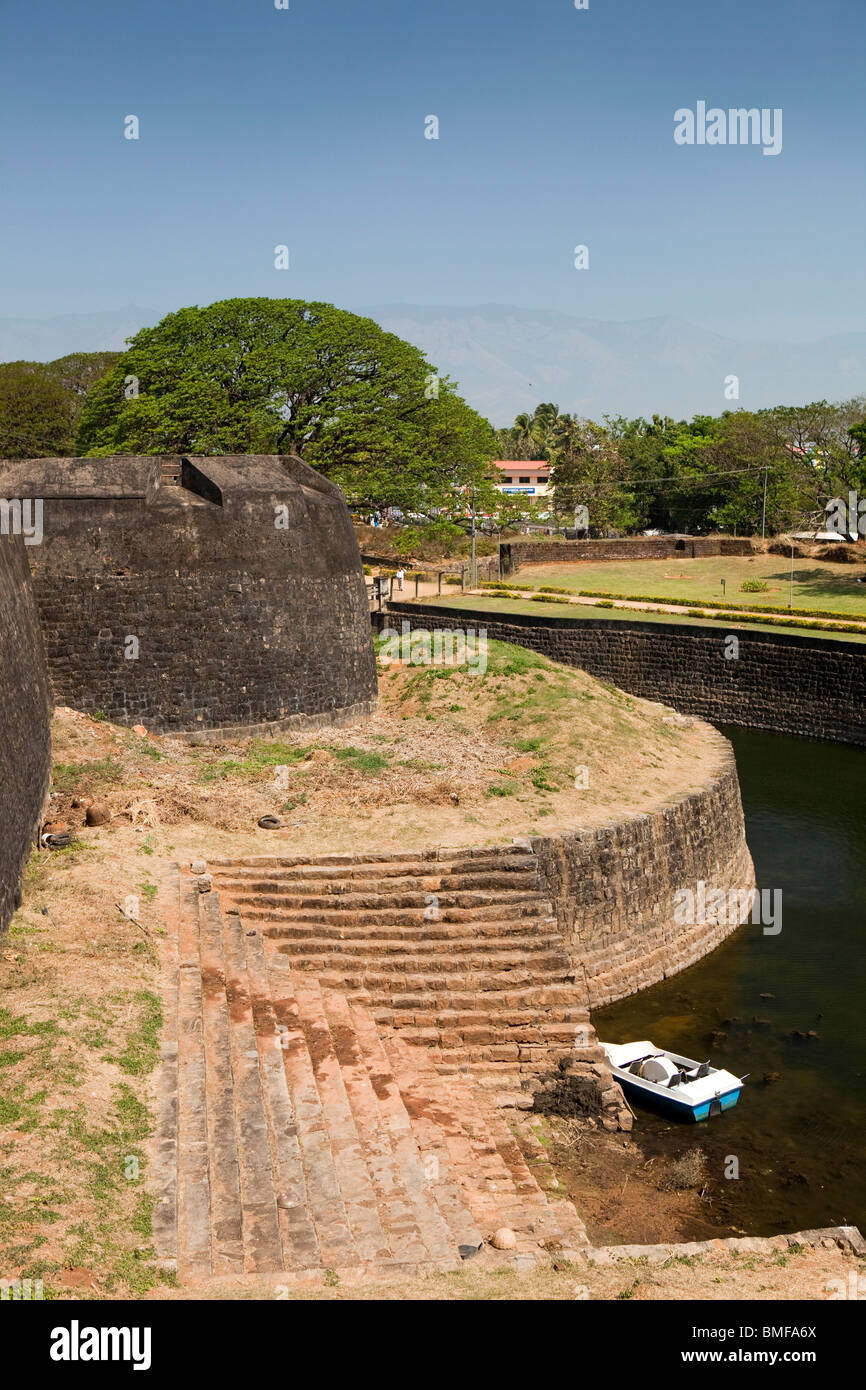India Kerala, Palakkad, Tipu Sultan's Fort, a bult da Haider Ali nel 1766, bastioni orientale con una piccola imbarcazione nel fossato Foto Stock