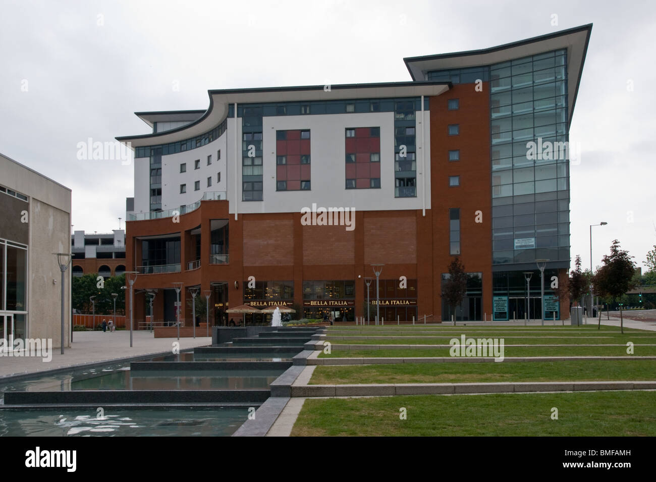 Il nuovo Premier Inn hotel e ristorante in zona di Coventry City Centre, lungo il teatro di Belgrado Foto Stock