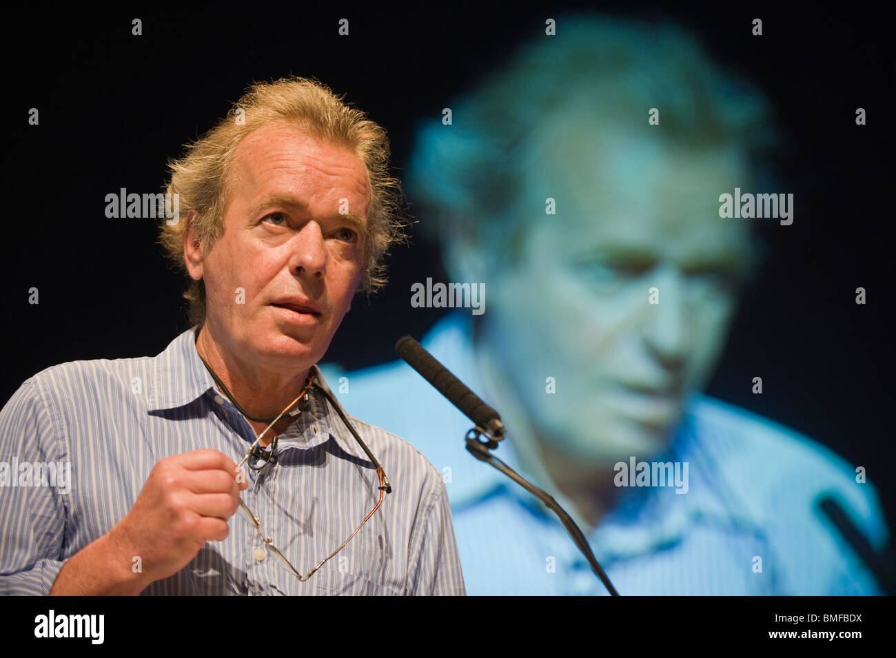 Martin Amis illustrato parlando sul palco a Hay Festival 2010 Hay on Wye Powys Wales UK Foto Stock