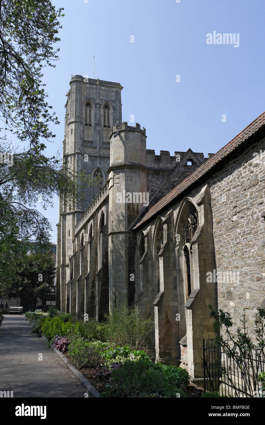 Temple Gardens a Bristol Engalnd UK, e la seconda guerra mondiale bombardarono fuori la conchiglia della Chiesa del Tempio, danni di guerra Foto Stock