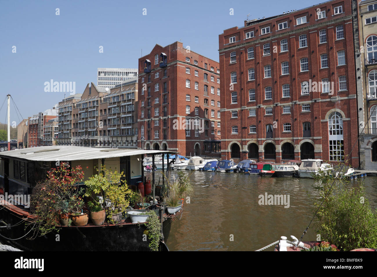 Vista del fiume Avon a Bristol, Inghilterra, Regno Unito, sul retro gallese, il centro città, i magazzini convertiti in edifici residenziali lungo il fiume Foto Stock