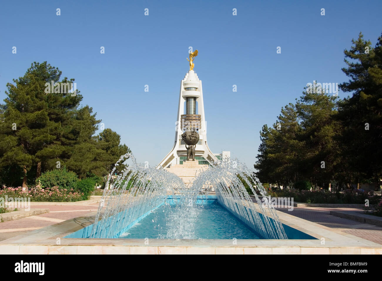 Arco della Neutralità e commemoriamo un monumento al terremoto del 1948, Aşgabat, Turkmenistan Foto Stock